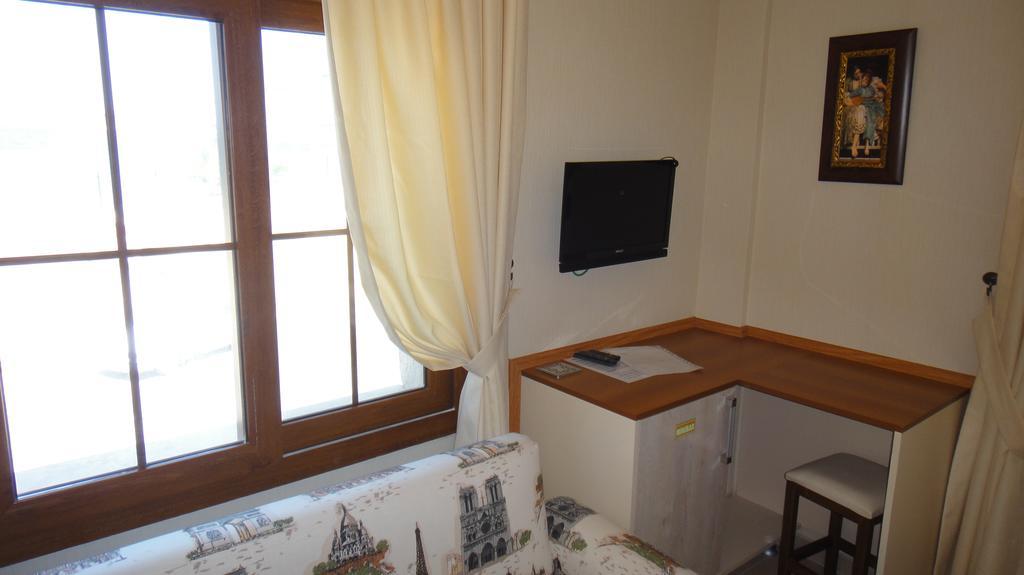 Golden Stone Butik Otel Чесме Стая снимка
