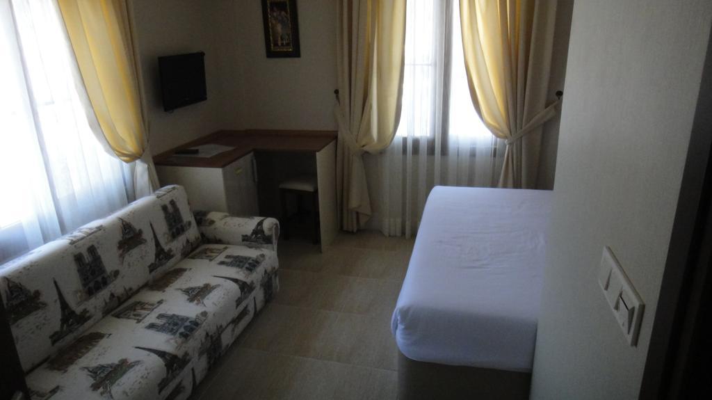 Golden Stone Butik Otel Чесме Стая снимка